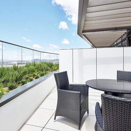 Meriton Suites كنبرا المظهر الخارجي الصورة A balcony
