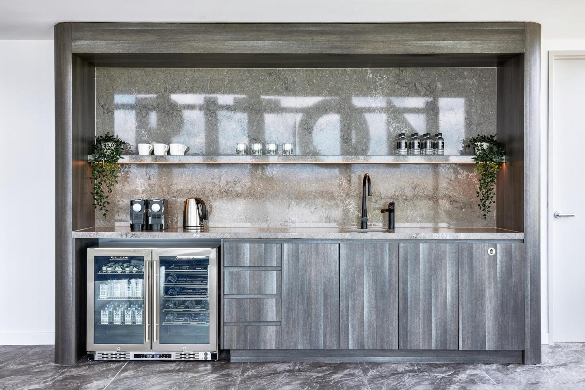 Meriton Suites كنبرا المظهر الخارجي الصورة A wet bar in a home