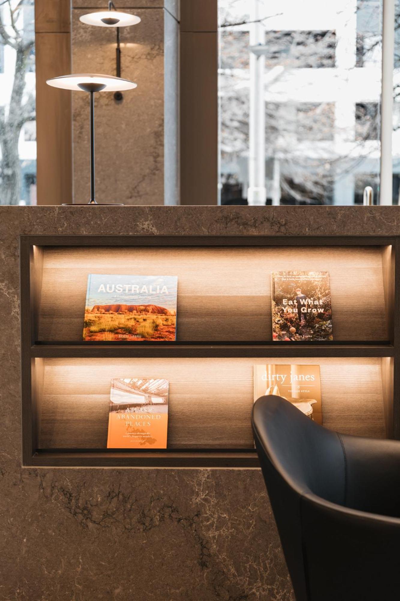 Meriton Suites كنبرا المظهر الخارجي الصورة A selection of magazines at the lounge