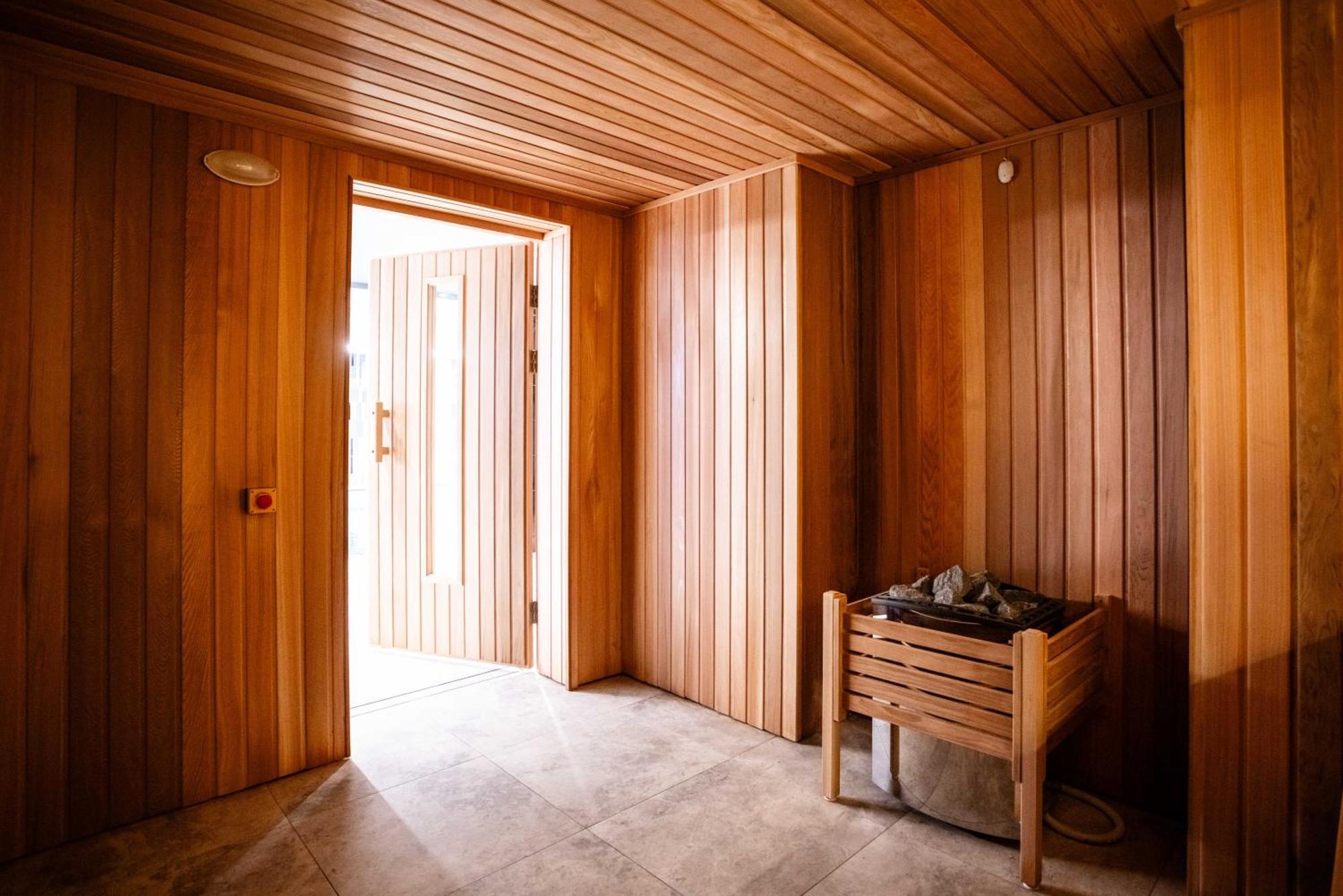 Meriton Suites كنبرا المظهر الخارجي الصورة A Finnish sauna