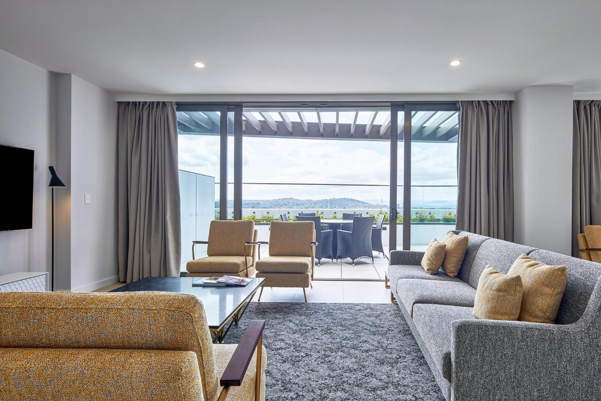 Meriton Suites كنبرا المظهر الخارجي الصورة A suite at the hotel