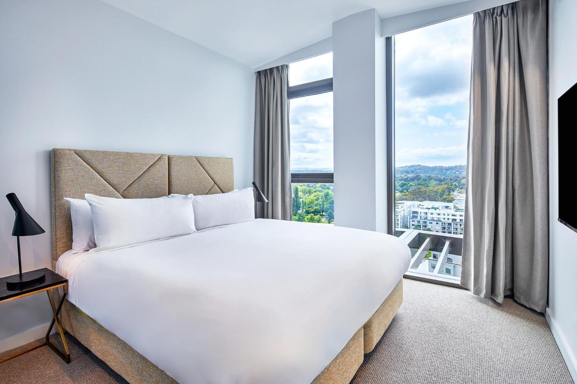 Meriton Suites كنبرا المظهر الخارجي الصورة A bedroom at the hotel