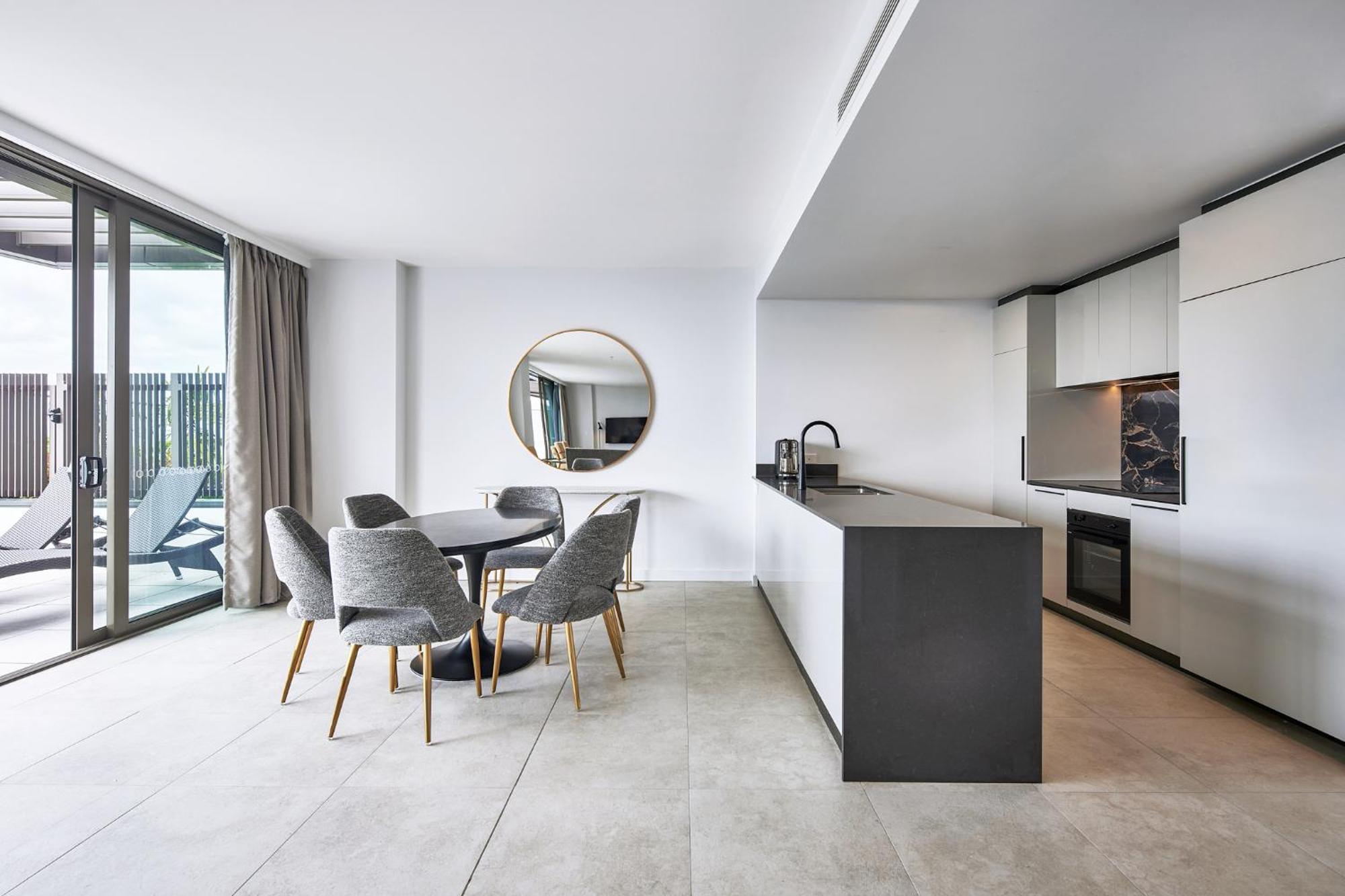 Meriton Suites كنبرا المظهر الخارجي الصورة The kitchen and dining area of a typical apartment