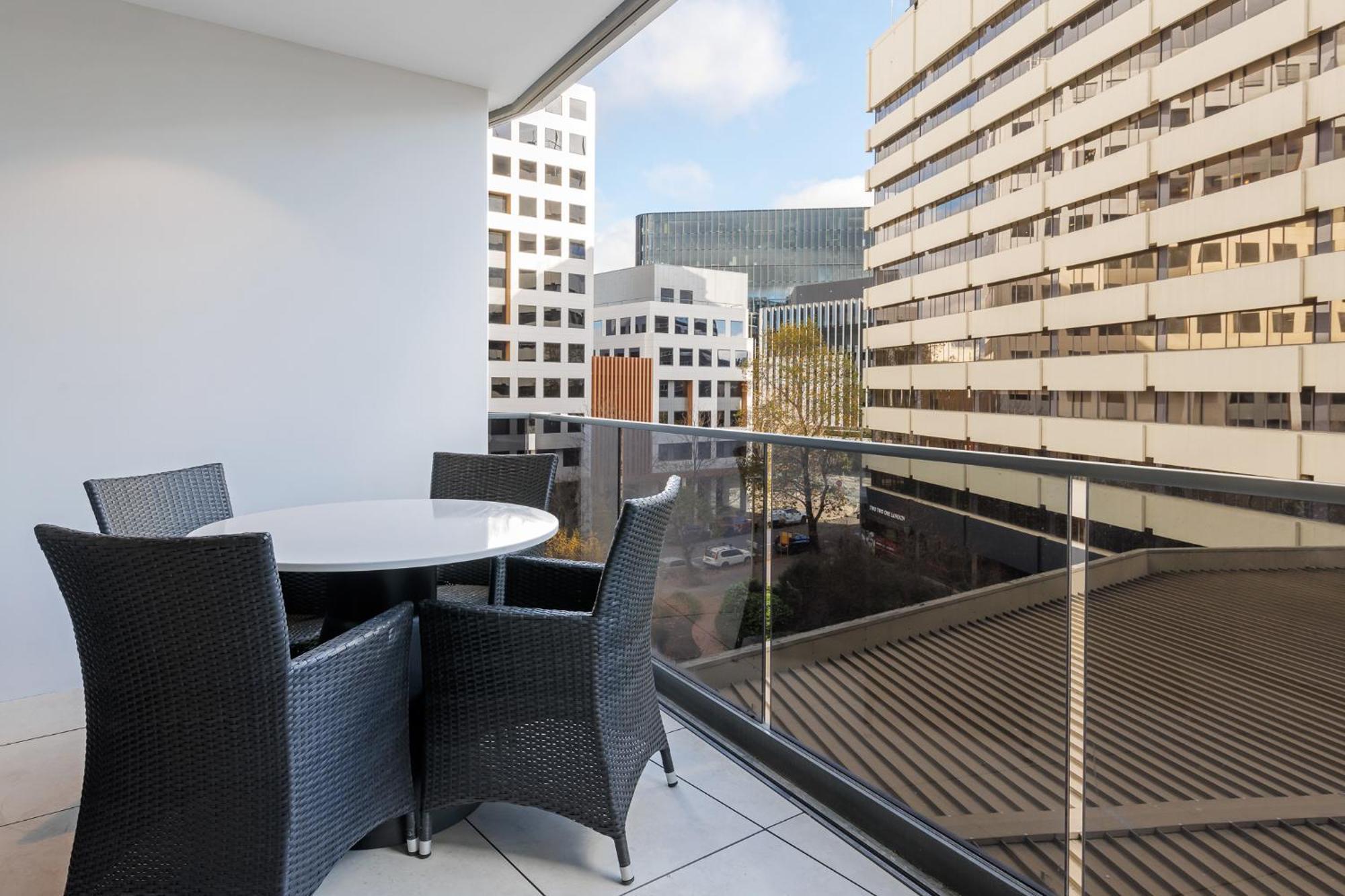 Meriton Suites كنبرا المظهر الخارجي الصورة A balcony