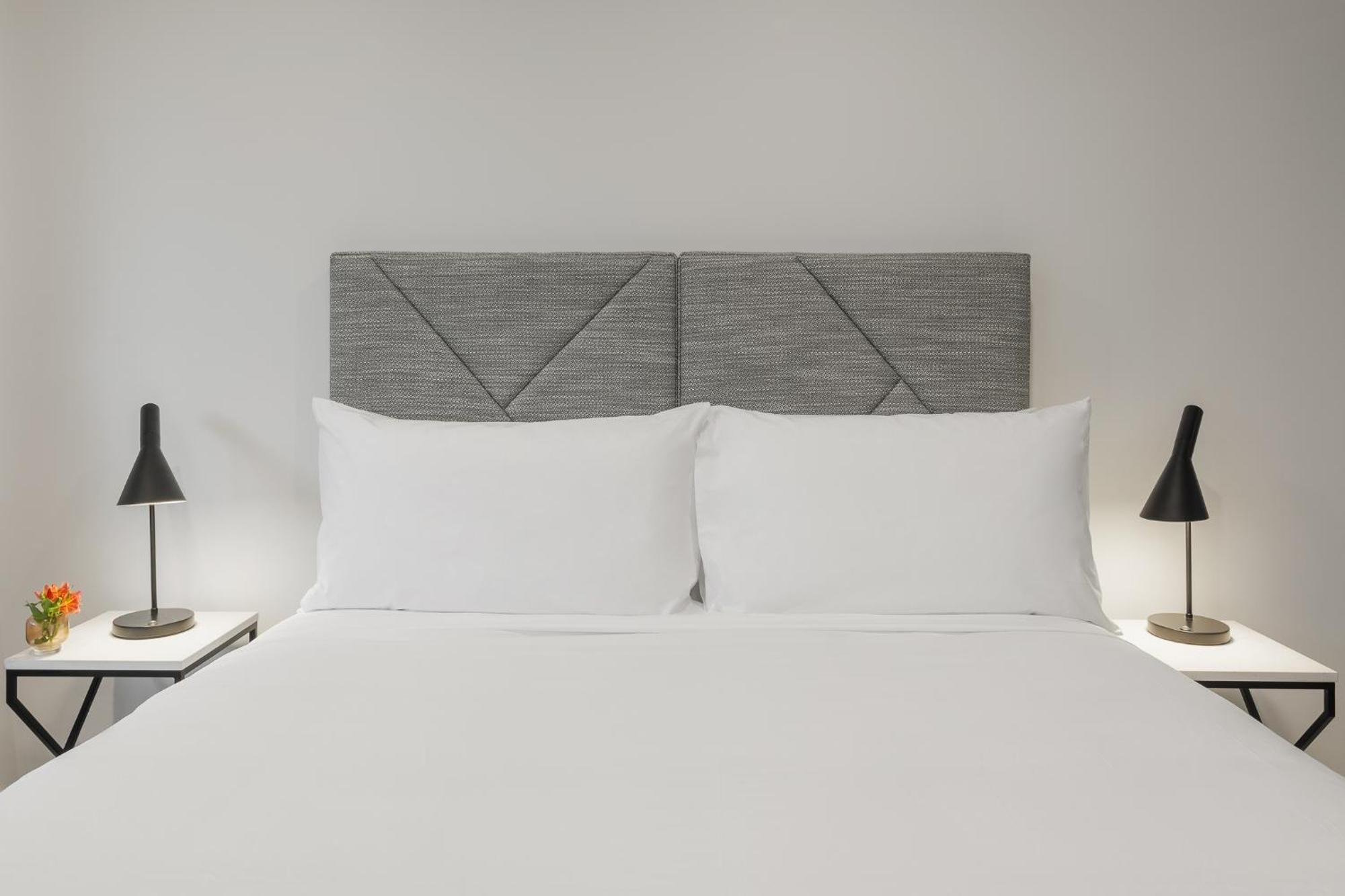 Meriton Suites كنبرا المظهر الخارجي الصورة A bed with a headboard