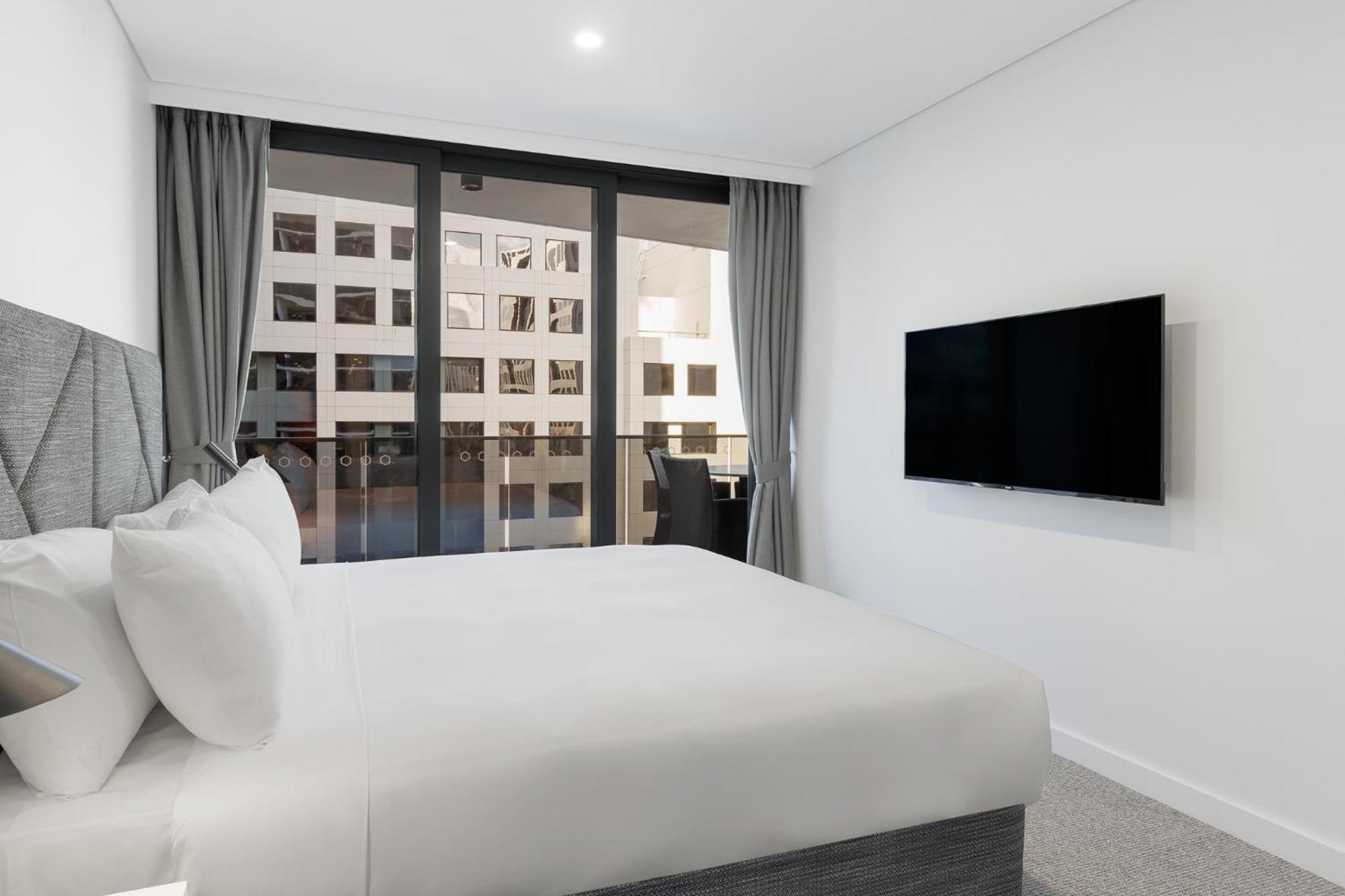 Meriton Suites كنبرا المظهر الخارجي الصورة A bedroom at the hotel