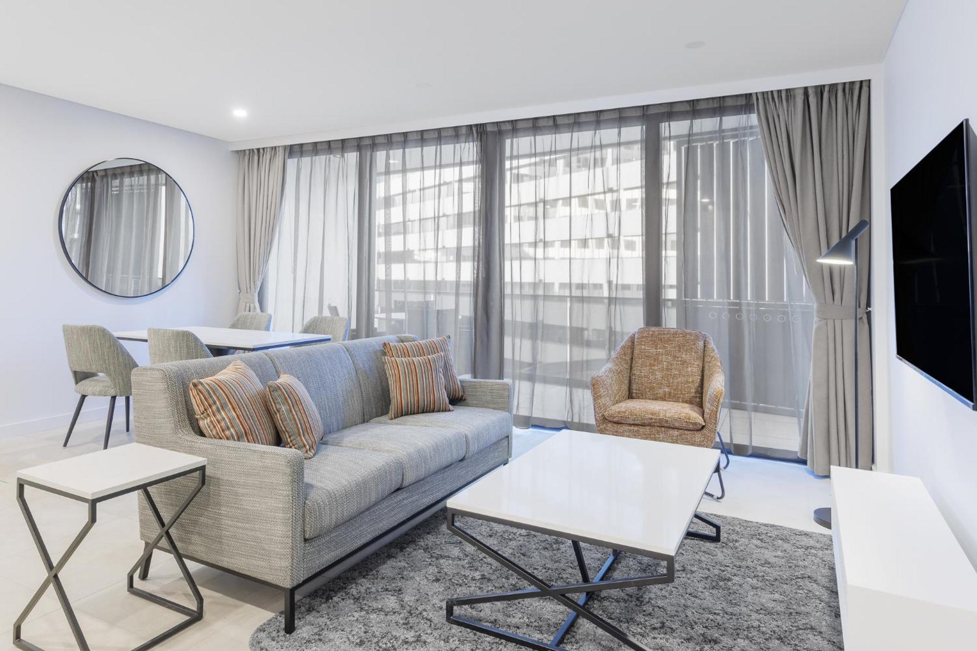 Meriton Suites كنبرا المظهر الخارجي الصورة The interior of a typical apartment