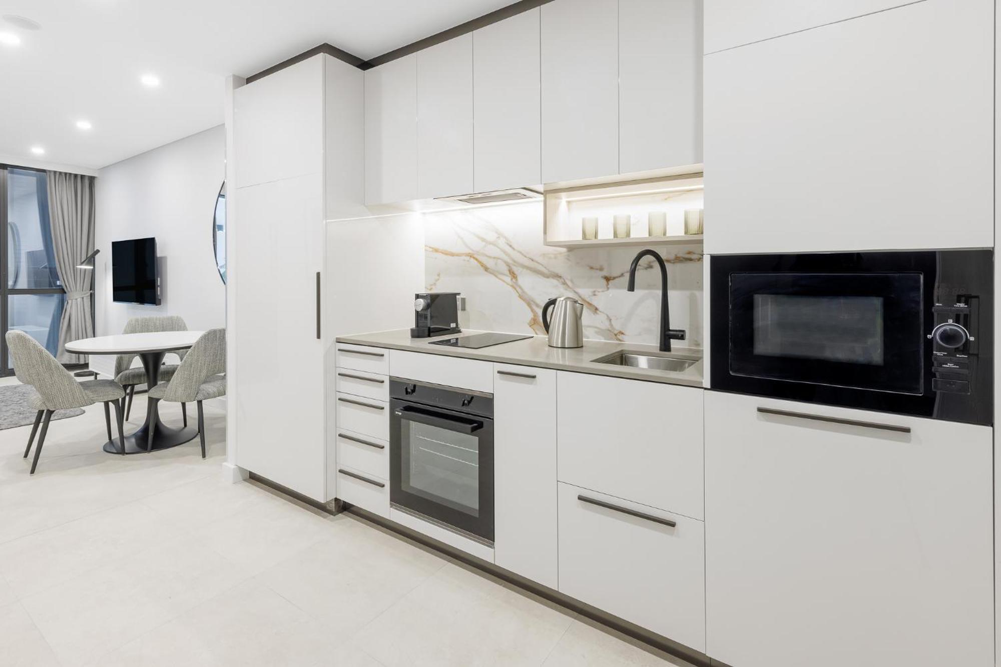 Meriton Suites كنبرا المظهر الخارجي الصورة A typical kitchen in a serviced apartment