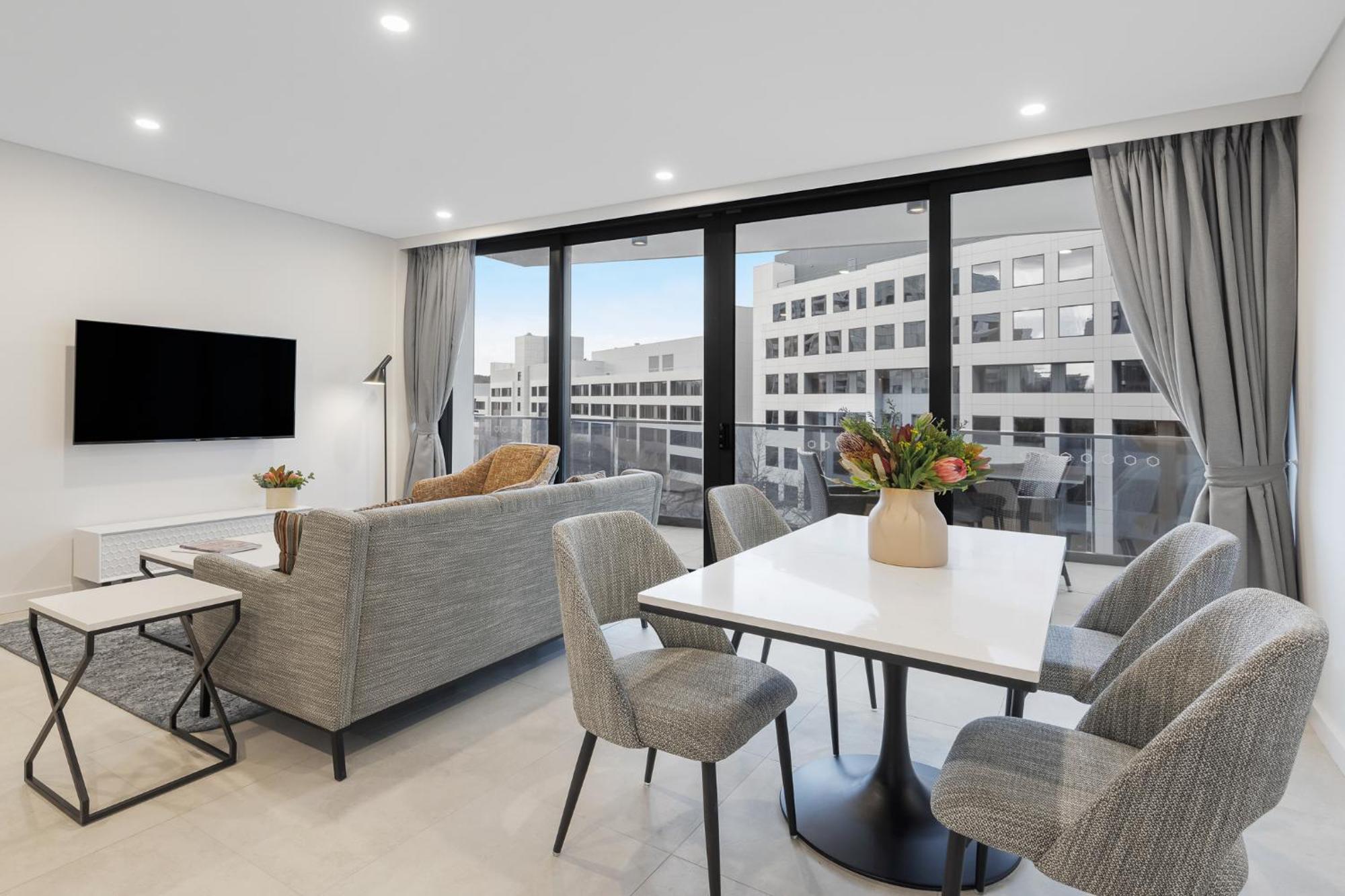 Meriton Suites كنبرا المظهر الخارجي الصورة The interior of a typical apartment