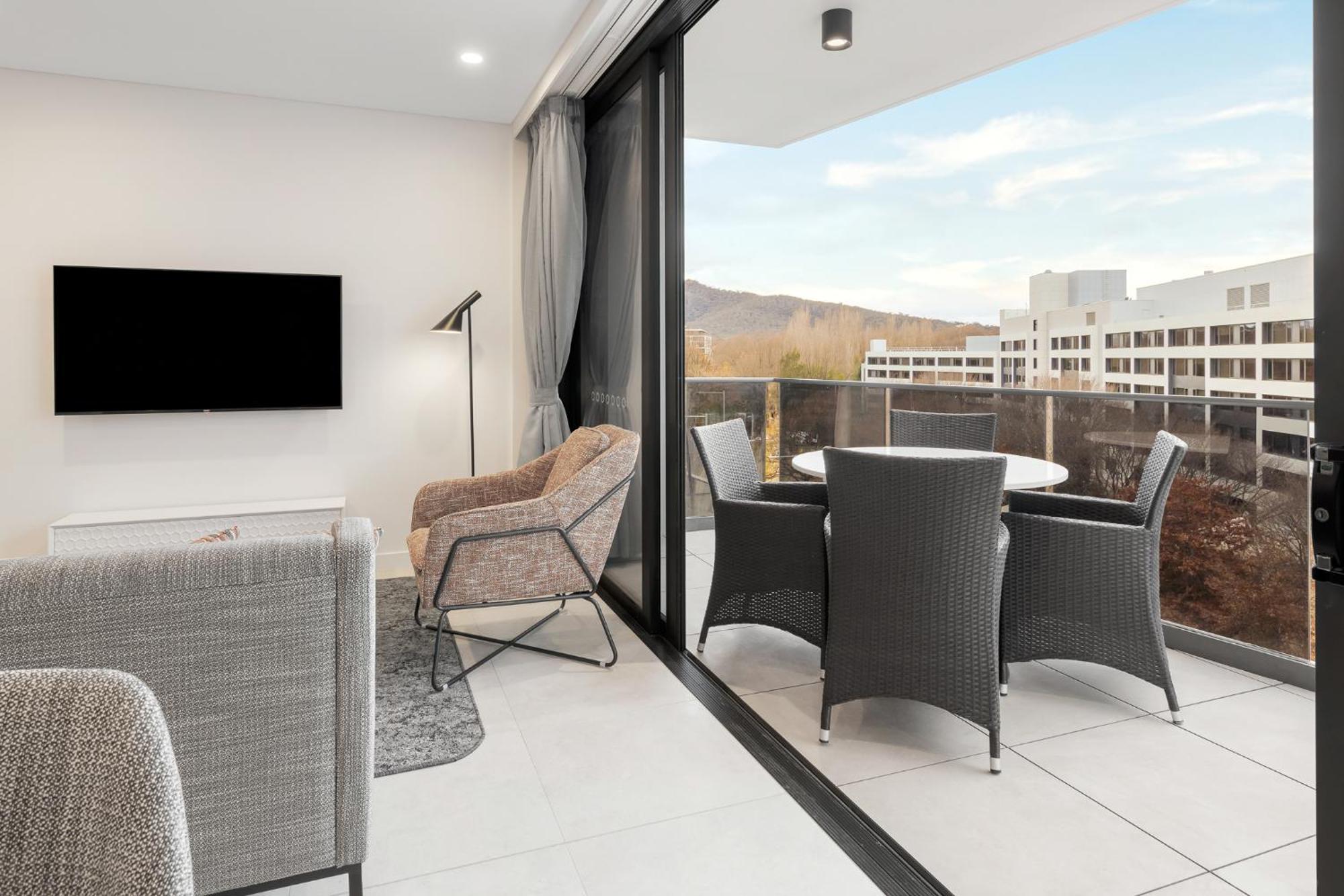 Meriton Suites كنبرا المظهر الخارجي الصورة The interior of a typical apartment at the complex