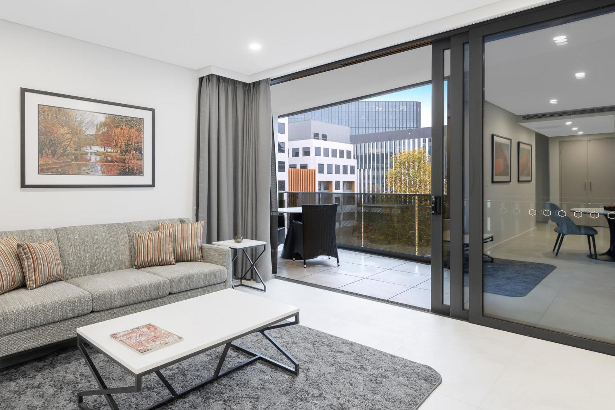 Meriton Suites كنبرا المظهر الخارجي الصورة The interior of a typical apartment