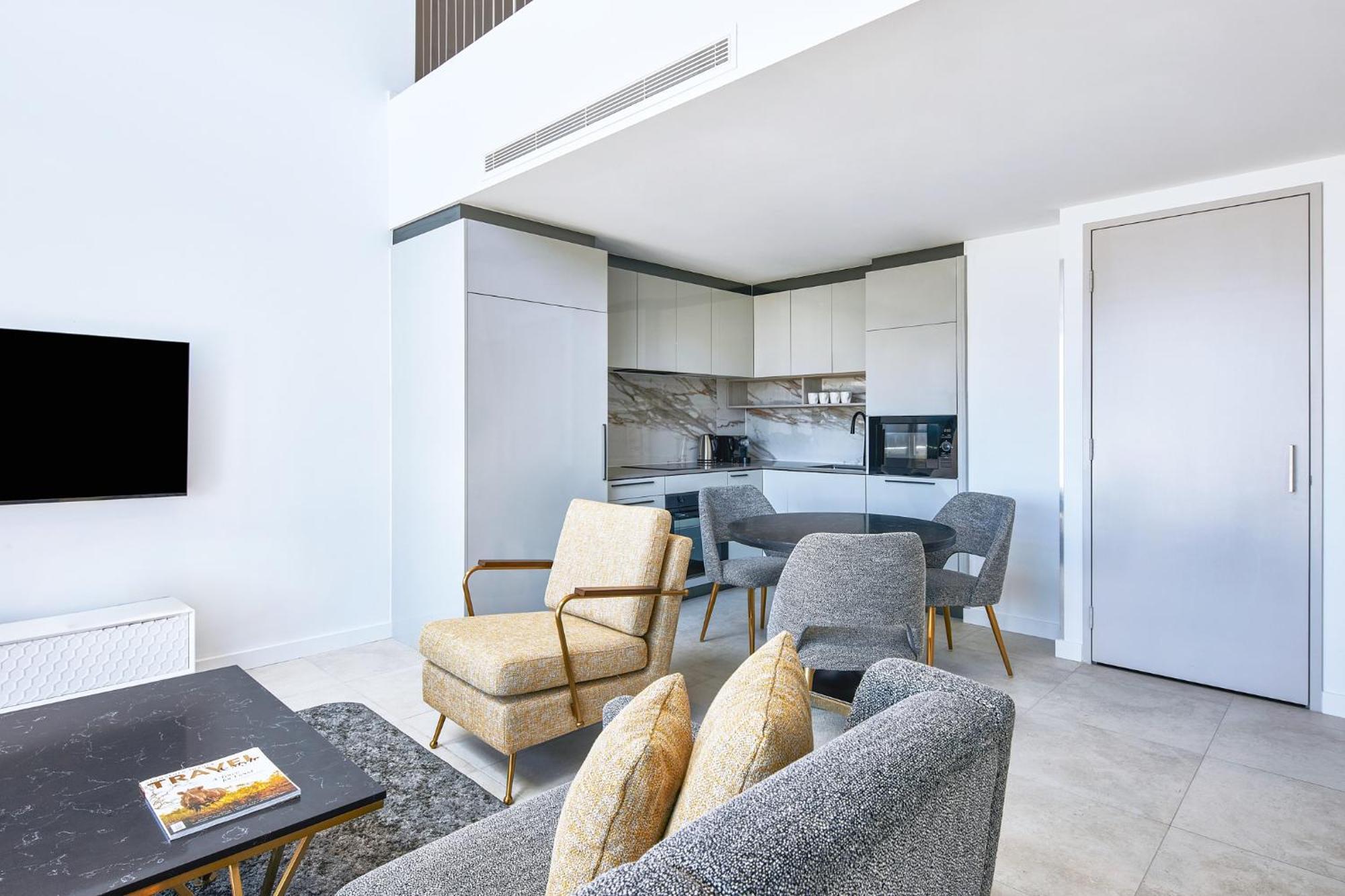 Meriton Suites كنبرا المظهر الخارجي الصورة The interior of a typical apartment