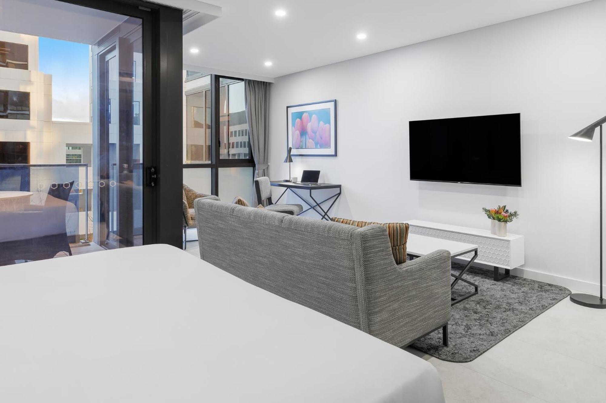 Meriton Suites كنبرا المظهر الخارجي الصورة The interior of a typical apartment