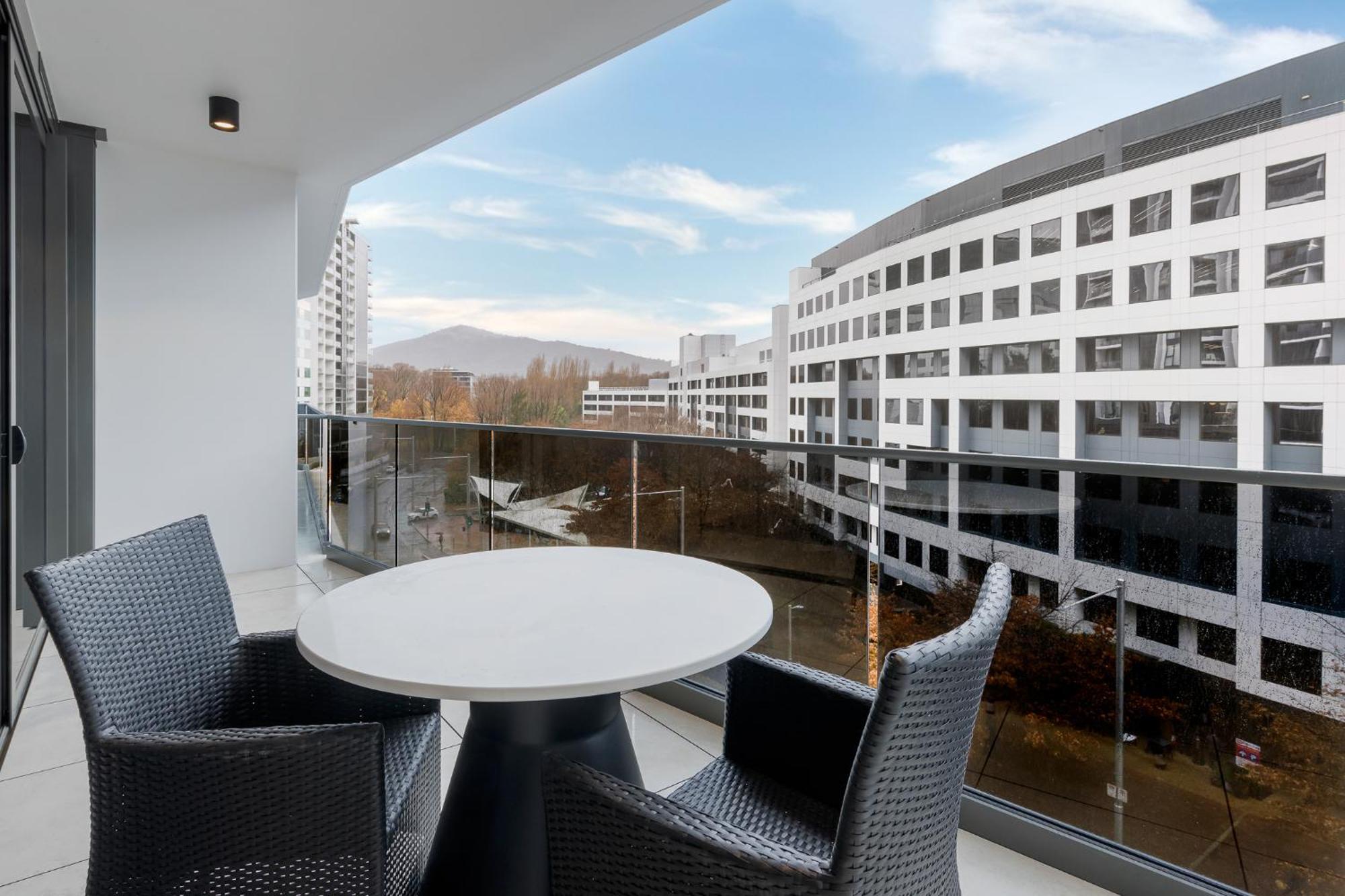 Meriton Suites كنبرا المظهر الخارجي الصورة Balcony