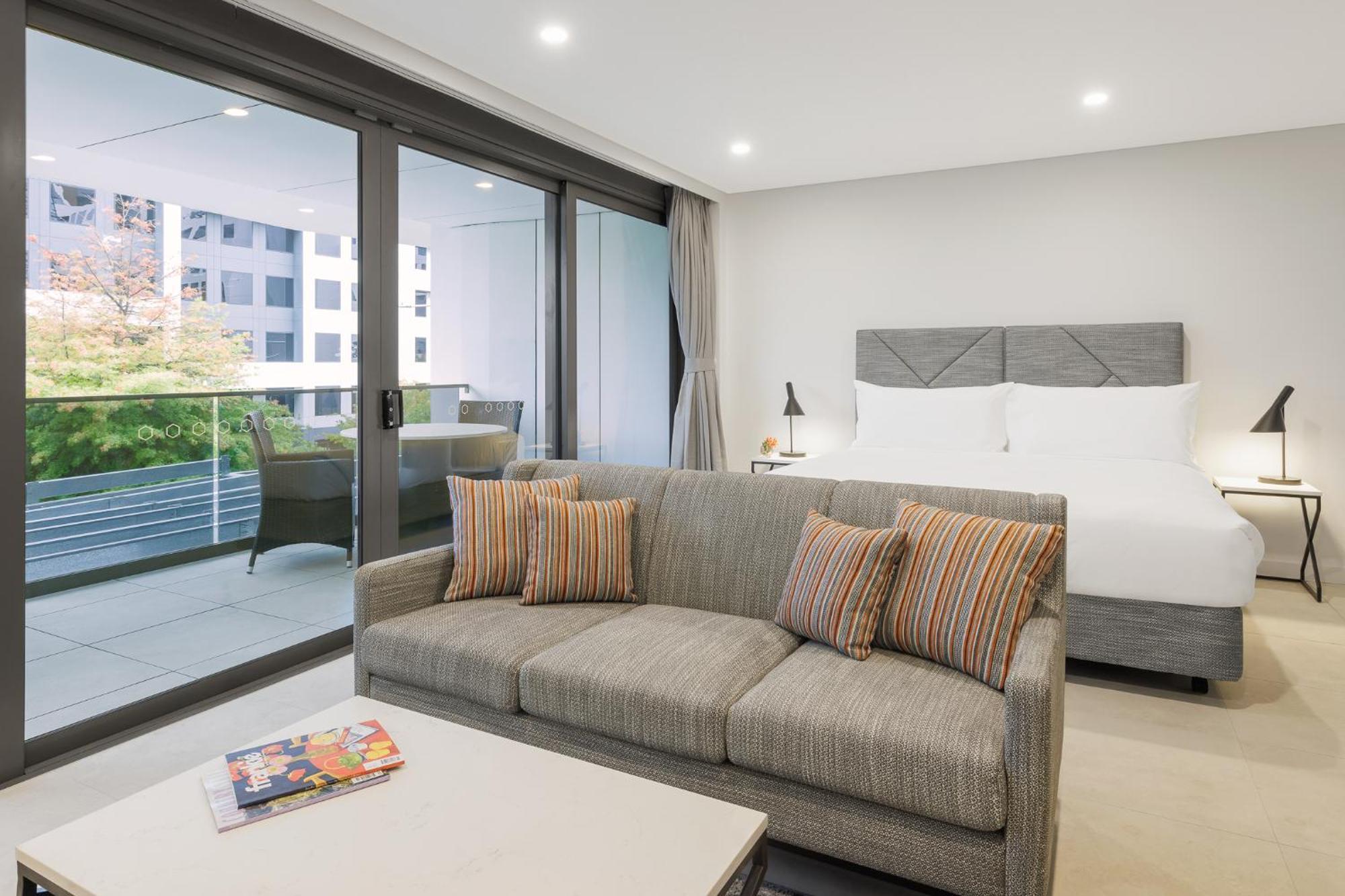 Meriton Suites كنبرا المظهر الخارجي الصورة A typical Studio apartment at the Mantra on Hay Street